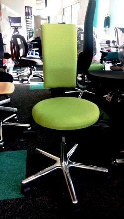 Ergonomischer Hocker mit schmaler Rückenlehne: SLIMBO