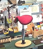 Ein ergonomischer Arbeitshocker: Der Pendel - Sattelstuhl